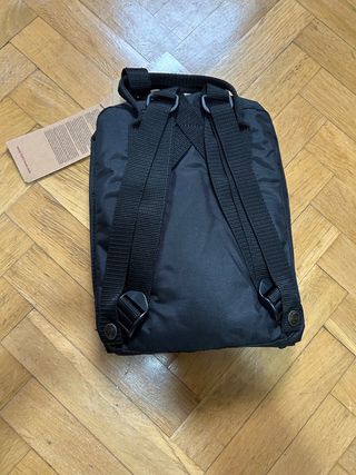 Mochila Fjallraven Kanken pequeña gris y negra