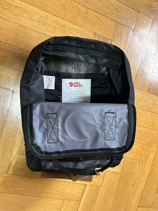 Mochila Fjallraven Kanken pequeña gris y negra