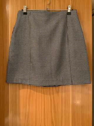Falda de cuadros blanco y negro .Mango Casual.