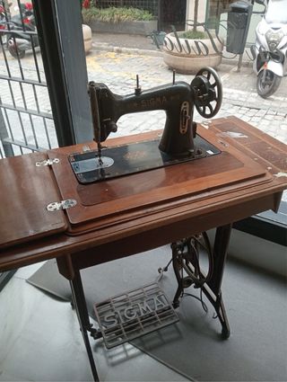 Máquina de coser antigua SIGMA con mueble