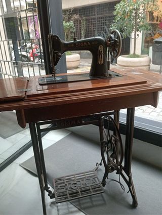 Máquina de coser antigua SIGMA con mueble