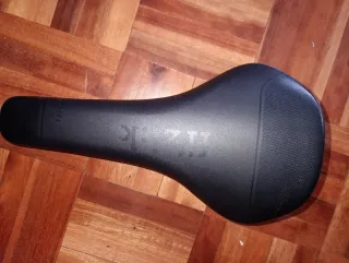 Sillín de bicicleta negro. Fizik Taiga.