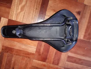 Sillín de bicicleta negro. Fizik Taiga.