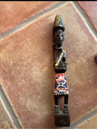 Statua etnica in legno decorata