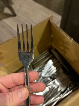 Set de Cuchillos y Tenedores Metálicos