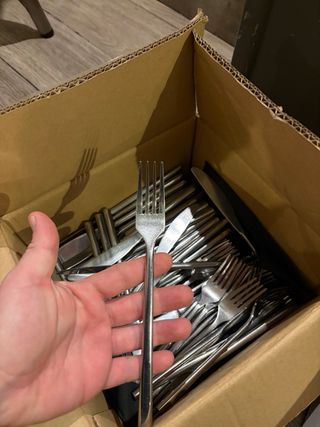 Set de Cuchillos y Tenedores Metálicos