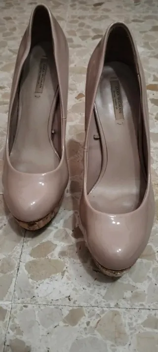 Zapatos de tacón beige con plataforma