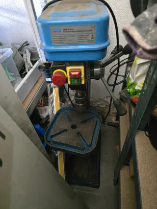 Varios electrodomésticos y herramientas