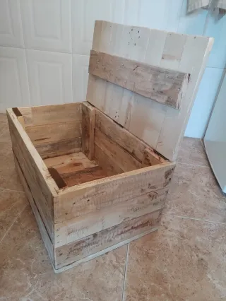 Baúl de madera de palet hecho a mano
