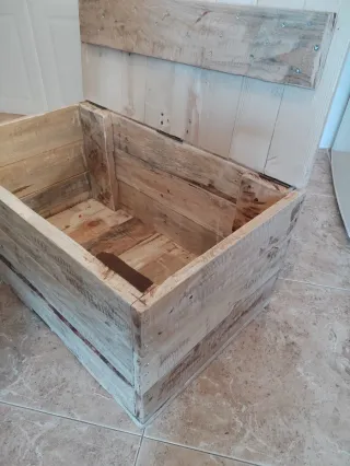Baúl de madera de palet hecho a mano
