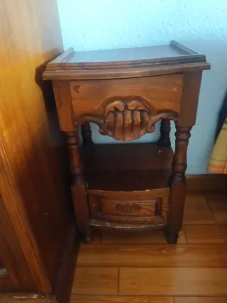 Estantería pequeña y otra grande de madera