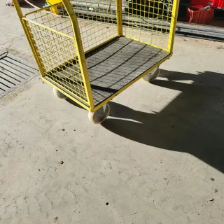 Carrito amarillo con rejilla