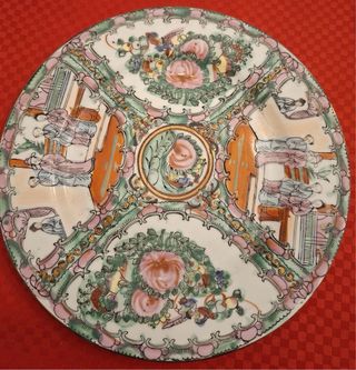 Jarrón y platos de porcelana decorados