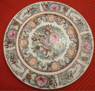 Jarrón y platos de porcelana decorados