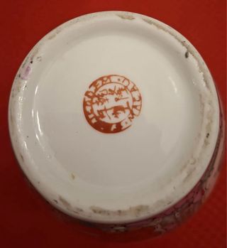 Jarrón y platos de porcelana decorados