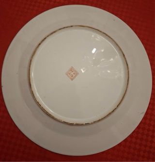 Jarrón y platos de porcelana decorados