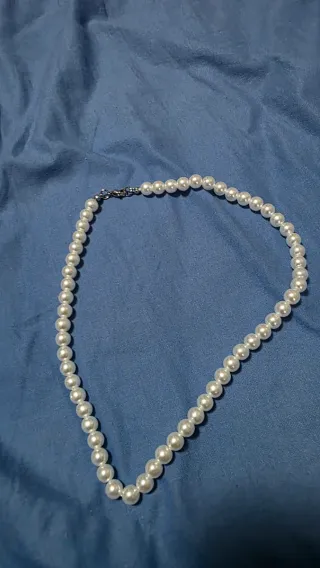 Collar de perlas plateado