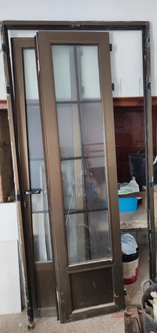 Puerta aluminio 2 hojas con cristal