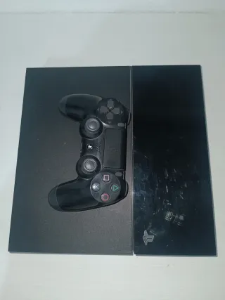 PS4 (PlayStation 4) Negra con Mando