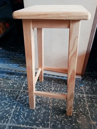 Taburete alto de pino