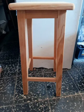 Taburete alto de pino