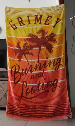 Toalla de playa "Grimey Burning & Looting"