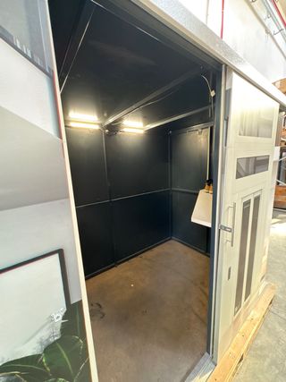 Caseta hierro, paneles DM y techo chapa