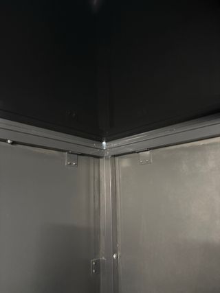 Caseta hierro, paneles DM y techo chapa