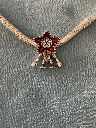 Charm Stranger Things precio Unidad