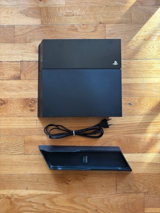 Consola PS4 + Mando + Soporte + 4 Juegos