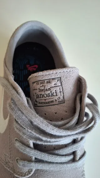 Zapatillas Nike Grises y Blancas