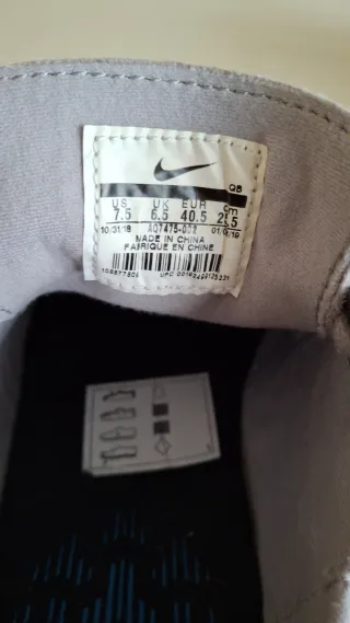 Zapatillas Nike Grises y Blancas