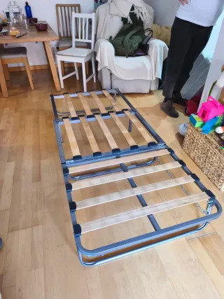 Puf cama plegatín compacto. Estructura resistente.