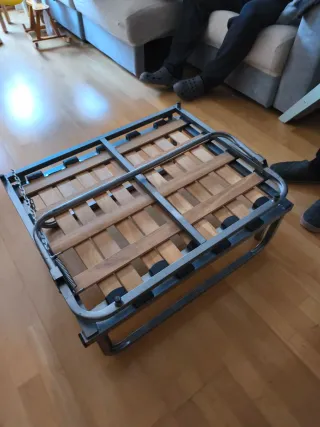 Puf cama plegatín compacto. Estructura resistente.