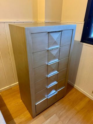 2 Cómodas de dormitorio plateadas de diseño.