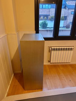 2 Cómodas de dormitorio plateadas de diseño.