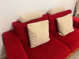 Sofá 3 plazas rojo con cojines y reposacabezas