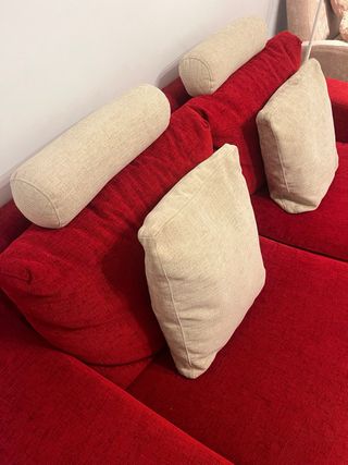 Sofá 3 plazas rojo con cojines y reposacabezas