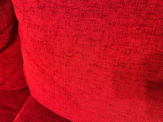 Sofá 3 plazas rojo con cojines y reposacabezas