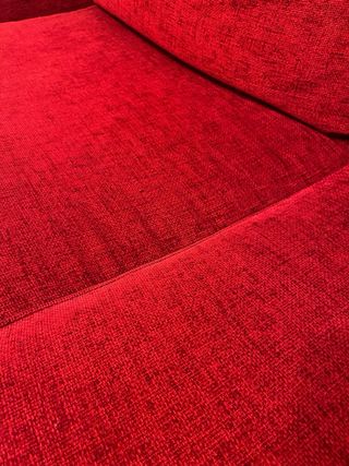 Sofá 3 plazas rojo con cojines y reposacabezas