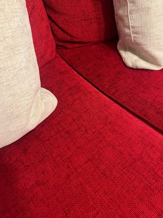 Sofá 3 plazas rojo con cojines y reposacabezas