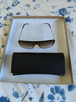 Gafas de sol marrones y doradas