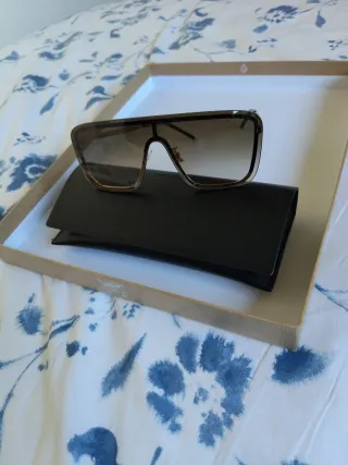 Gafas de sol marrones y doradas