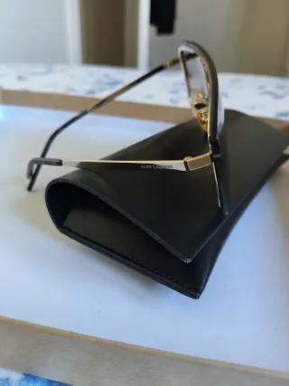 Gafas de sol marrones y doradas