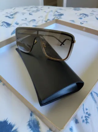 Gafas de sol marrones y doradas