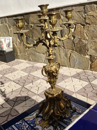 Reloj de bronce con candelabros a juego