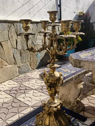 Reloj de bronce con candelabros a juego