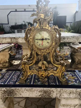 Reloj de bronce con candelabros a juego