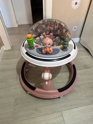 Andador bebé rosa con juguetes