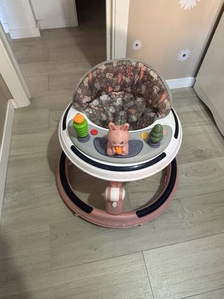 Andador bebé rosa con juguetes